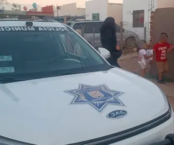 Policía localiza a niños perdidos y brinda primeros auxilios