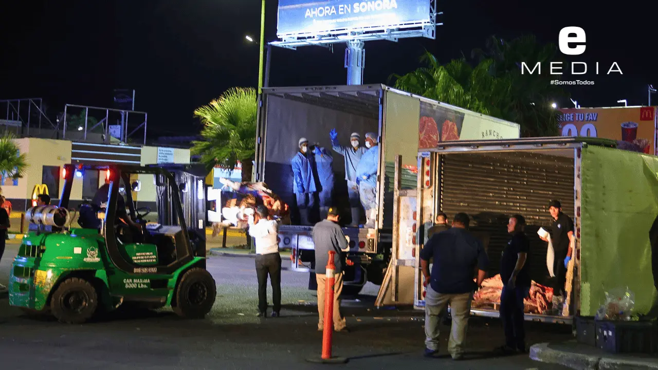 Tráiler con 20 toneladas de carne paraliza crucero de Hermosillo