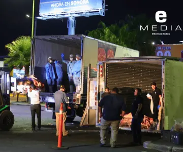 Tráiler con 20 toneladas de carne paraliza crucero de Hermosillo