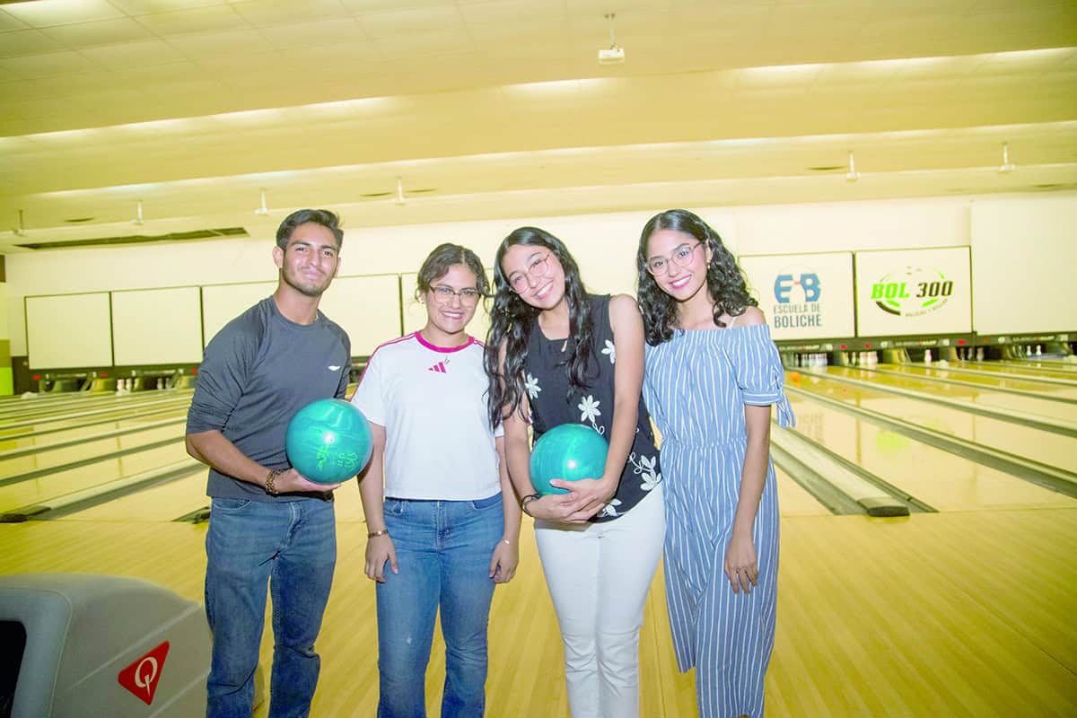 Se van a jugar a los bolos
