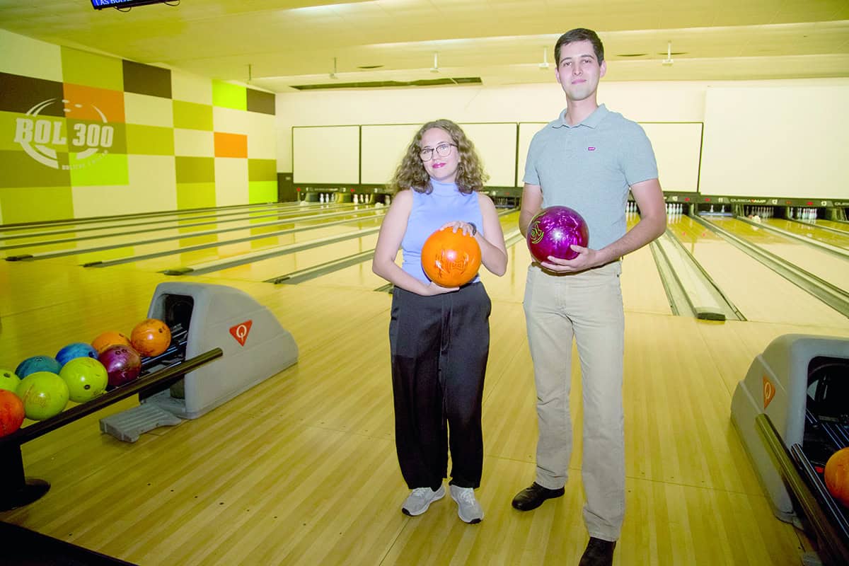 Se van a jugar a los bolos