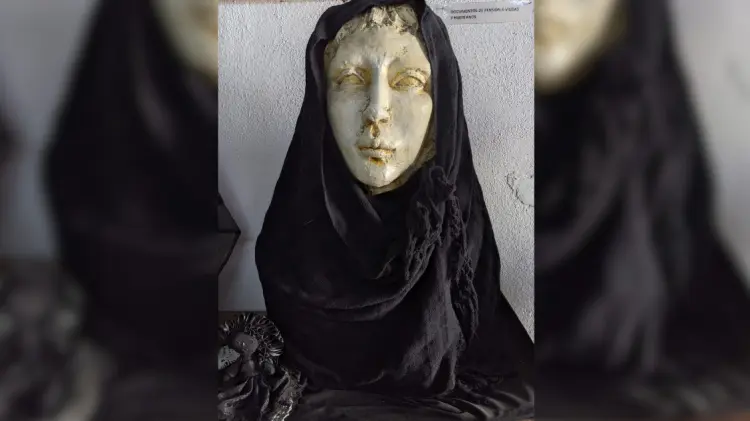 En el lugar hay esculturas que representan a las 64 mujeres que quedaron viudas