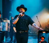 Esta noche Carín León festeja a lo grande cumpleaños número 36