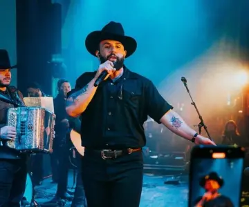 Esta noche Carin Leon festeja a lo grande cumpleaños número 36