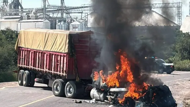 Transporte incendiado tras bloqueos. (Foto: Especial / EXPRESO)