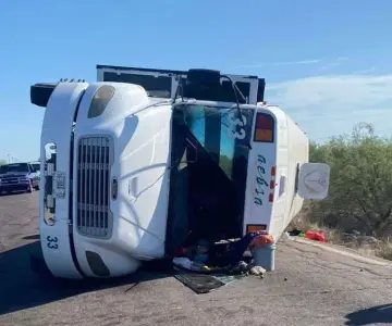 Una persona perdió la vida y 15 resultaron lesionadas en volcadura
