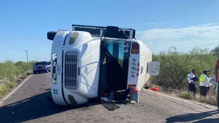 El camión urbano se volcó en la carretera 85. Foto Especial / EXPRESO