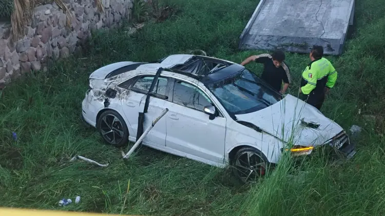 El conductor se volcó y perdió la vida en boulevard Tetakawi. Foto: Blanca Ruelas /EXPRESO