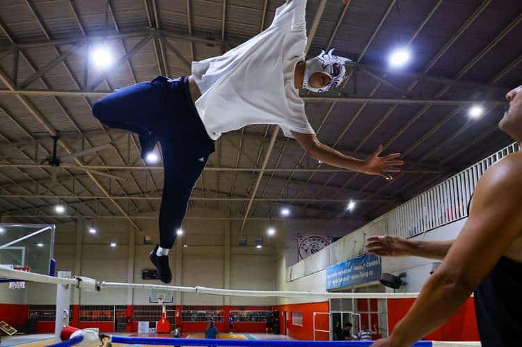 Alberto Badachi enseña a los jóvenes a luchar en el ring de la vida
