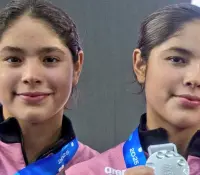 Gemelas Mía y Lía Cueva ganan bronce en Mundial de Singapur 2025