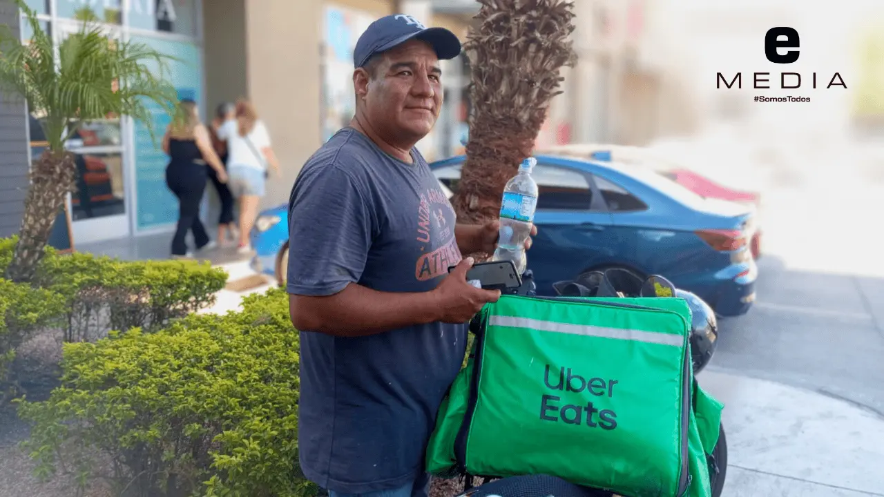 Nos cuidamos como podemos: repartidores trabajan bajo más de 40 °C