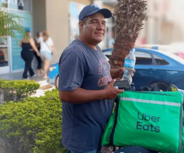 Nos cuidamos como podemos: repartidores trabajan bajo más de 40 °C