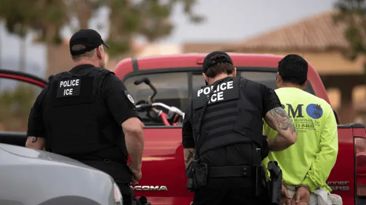ICE incentiva a los agentes con bonificaciones por el volumen de detenciones