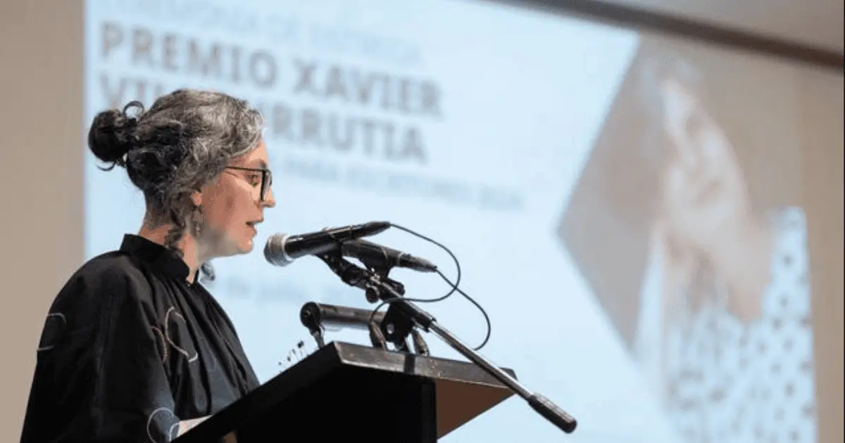 Mónica Nepote confeccionó un libro sobre mujeres costureras y recibe premio