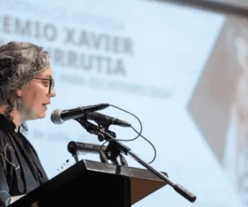 Mónica Nepote confeccionó un libro sobre mujeres costureras y recibe premio
