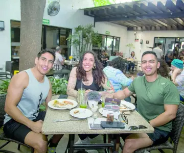Saborean la vida con amigos en Café 57