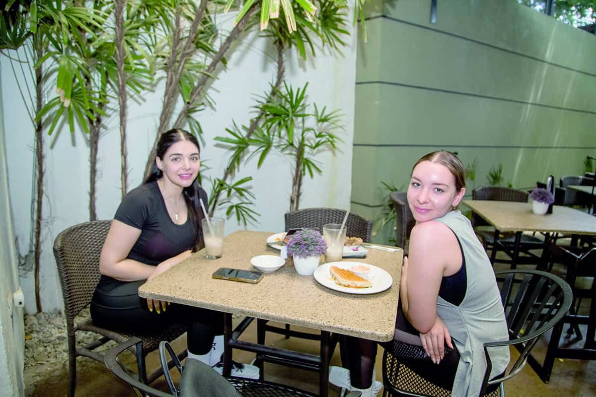 Saborean la vida con amigos en Café 57