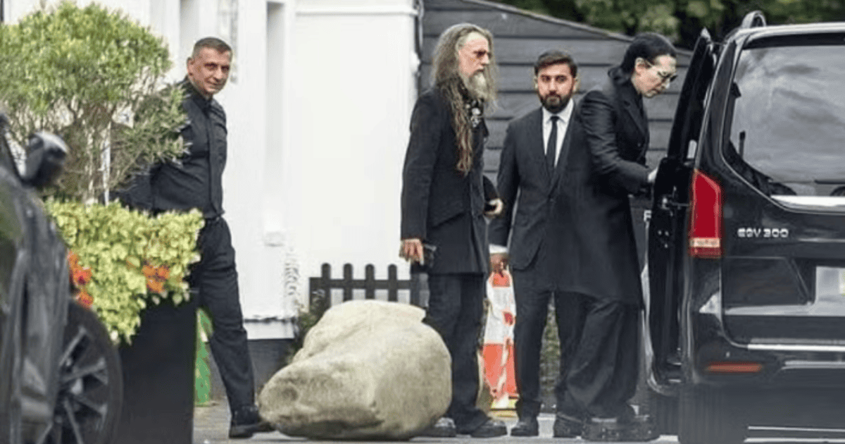 Celebridades despiden al Príncipe de las Tinieblas en ceremonia íntima