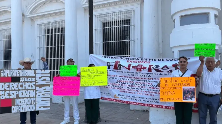Personal del IMSS Bienestar se manifiesta en palacio de Gobierno de Sonora