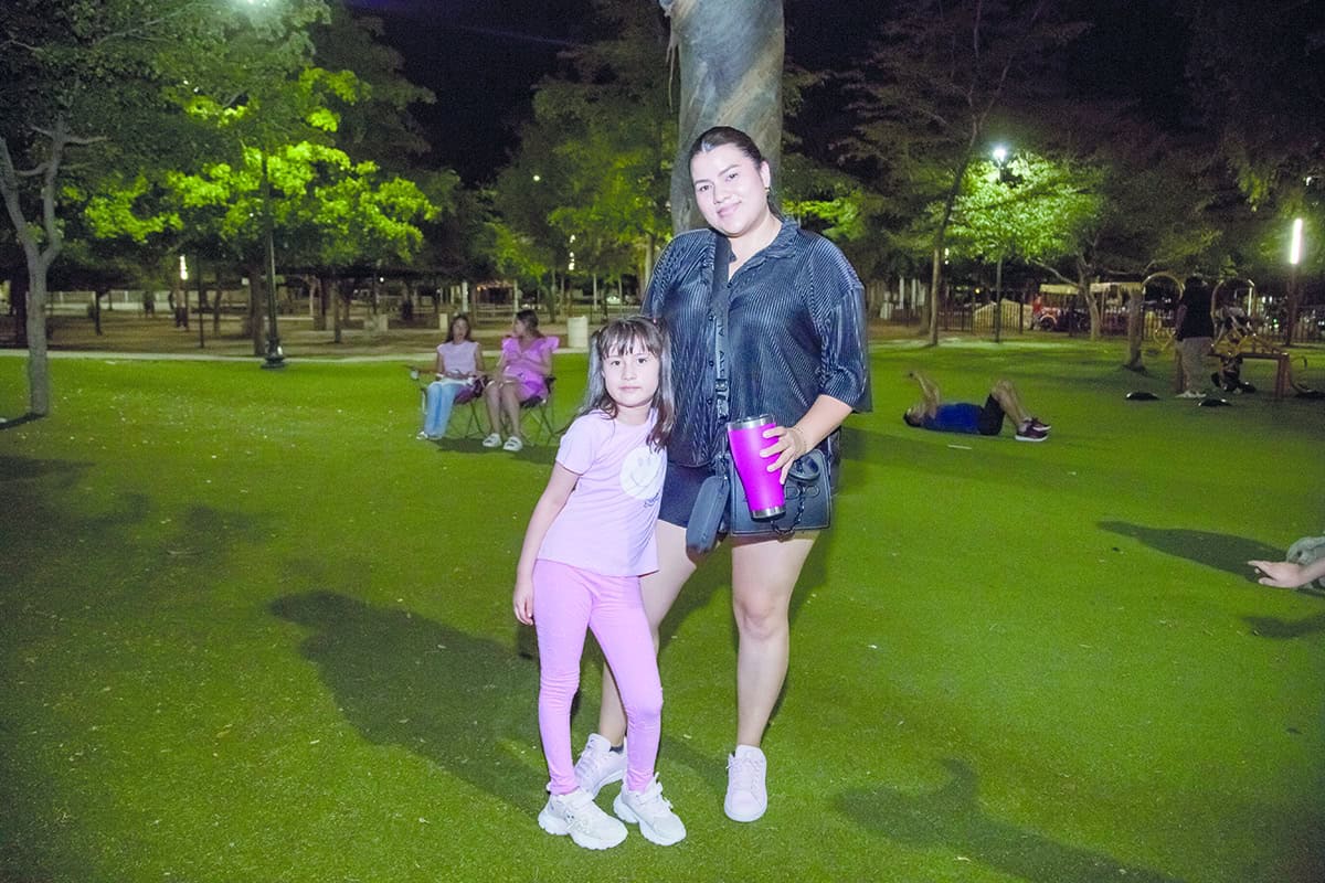 Juegan al aire libre