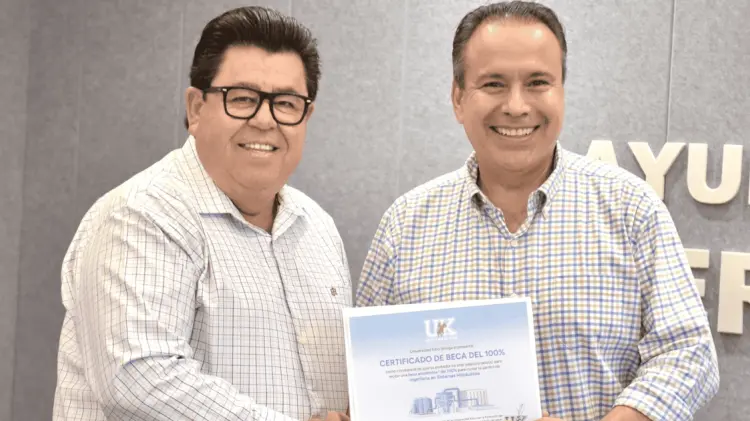El rector Julio César Mendoza Urrea hace entrega de becas al presidente Antonio Astiazarán