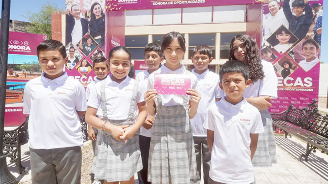 Gobernador de Sonora refuerza educación con entrega de becas y libros en Bavispe