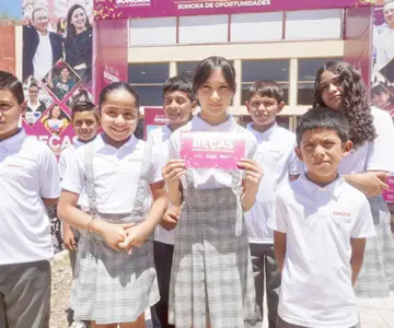 Gobernador de Sonora refuerza educación con entrega de becas y libros en Bavispe