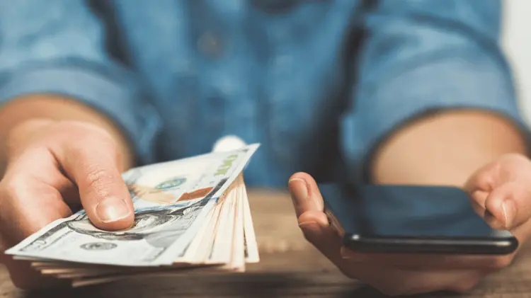 Al obtener la tarjeta FINABIEN se descarga una aplicación al dispositivo móvil para enviar el dinero