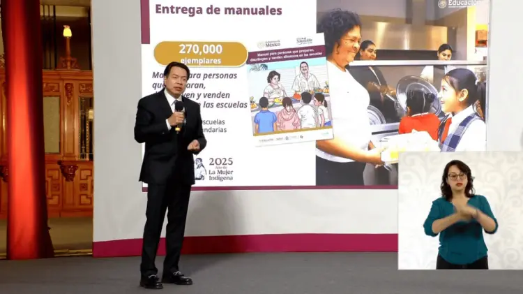 Mario Delgado titular de la SEP dijo que combaten el problema entregando manuales de comida sana
