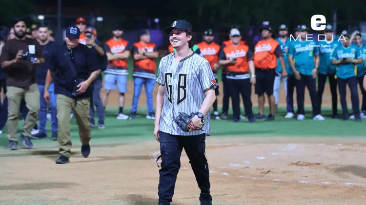 El cantante de Cumpas, Sonora, tiró la primera bola de esta edición. (Foto: Cristian Ruiz/EXPRESO)