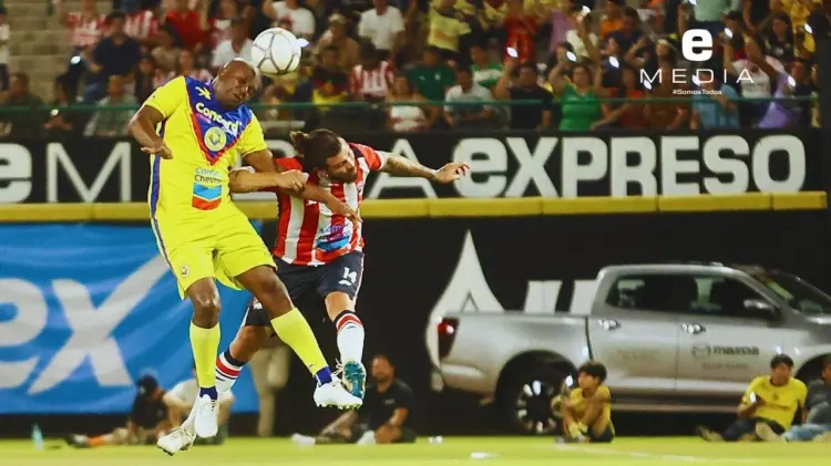 El duelo se tornó ríspido por momentos. (Foto: Jesús Ballesteros / EXPRESO)