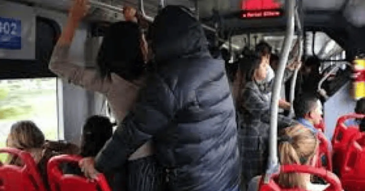 Mujer reporta abusos deshonestos de un pasajero y chofer la auxilia