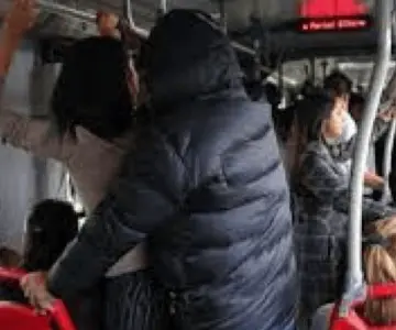 Mujer reporta abusos deshonestos de un pasajero y chofer la auxilia
