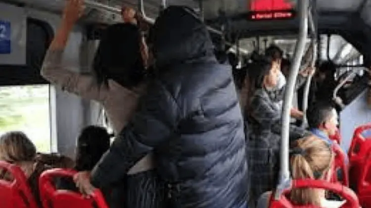 Mujeres pueden reportar acercamientos y tocamientos indebidos en el transporte público al chofer