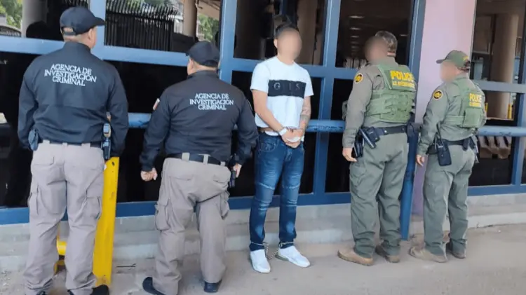 ICE y BP deportaron a hombre que era buscado por portación de armas y drogas en Sonora