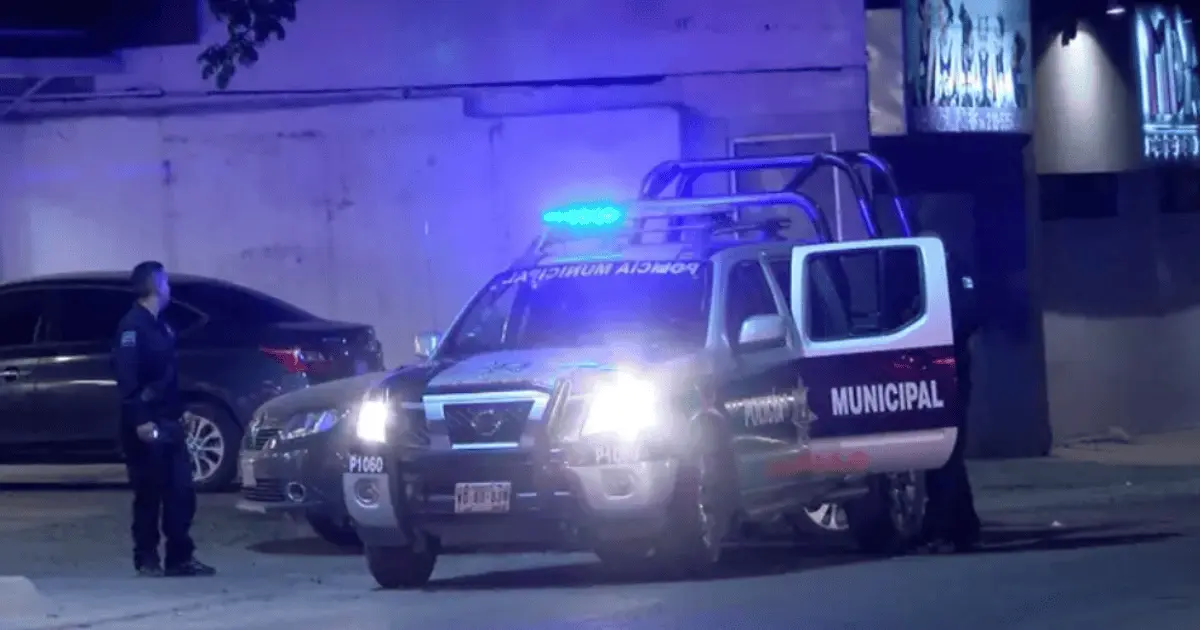Hombre es detenido por robarse tres paquetes de cerveza