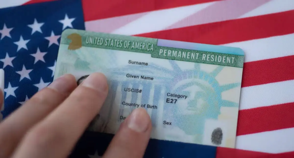 EU propone exigir pasaporte para participar en la Lotería de Visas