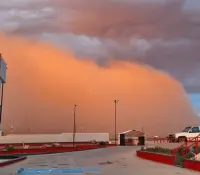 Noreste de Sonora se cubre de arena tras tormenta originada en Arizona