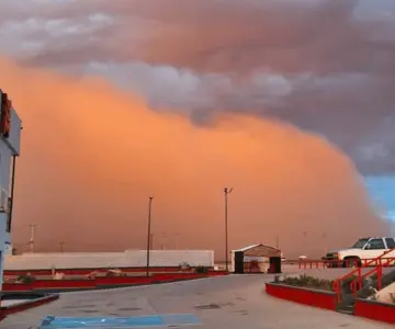 Noreste de Sonora se cubre de arena tras tormenta originada en Arizona