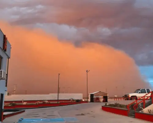 Noreste de Sonora se cubre de arena tras tormenta originada en Arizona
