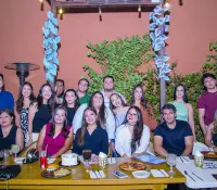 Sonriendo para la cámara y la vida