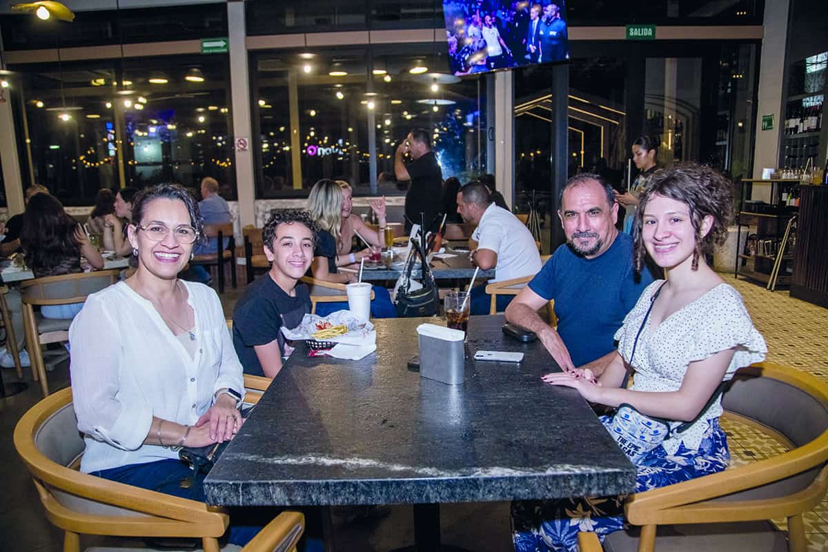 Brindando con entusiasmo