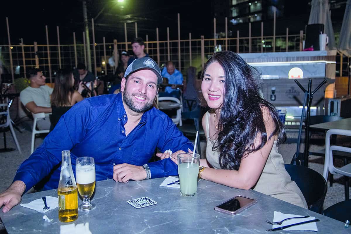 Brindando con entusiasmo