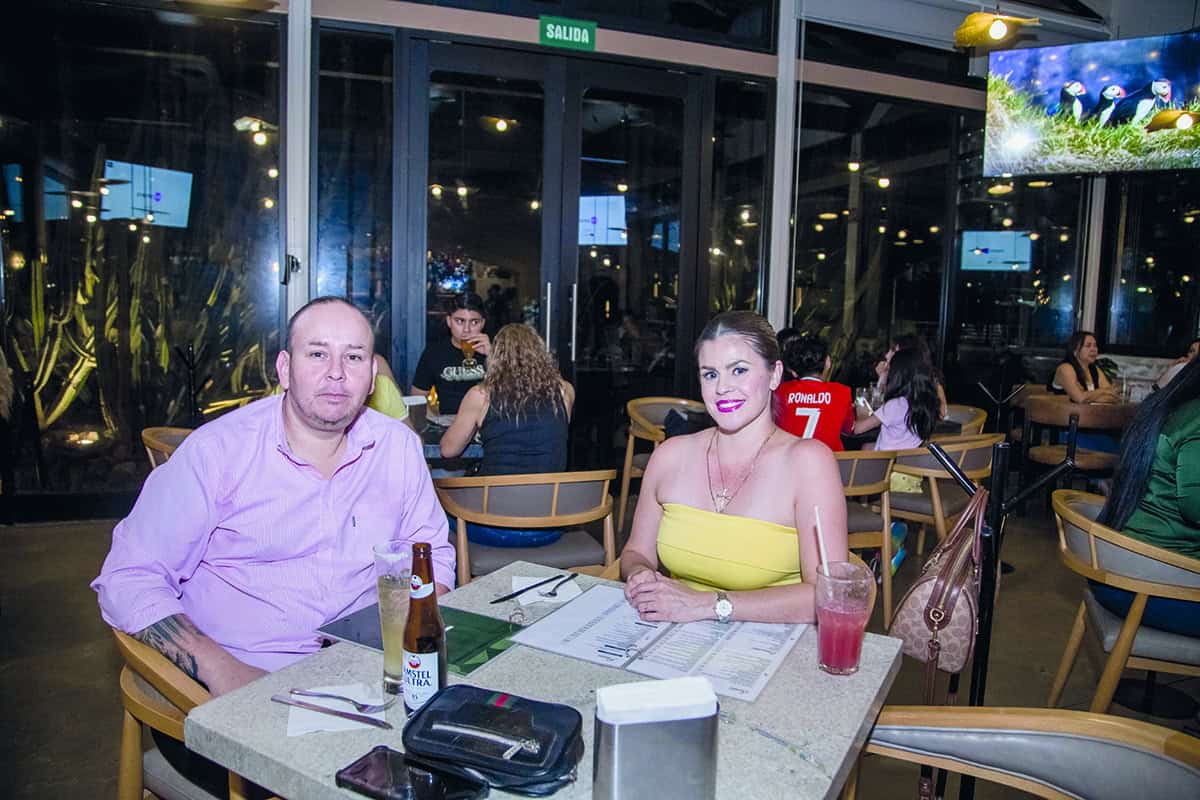 Brindando con entusiasmo