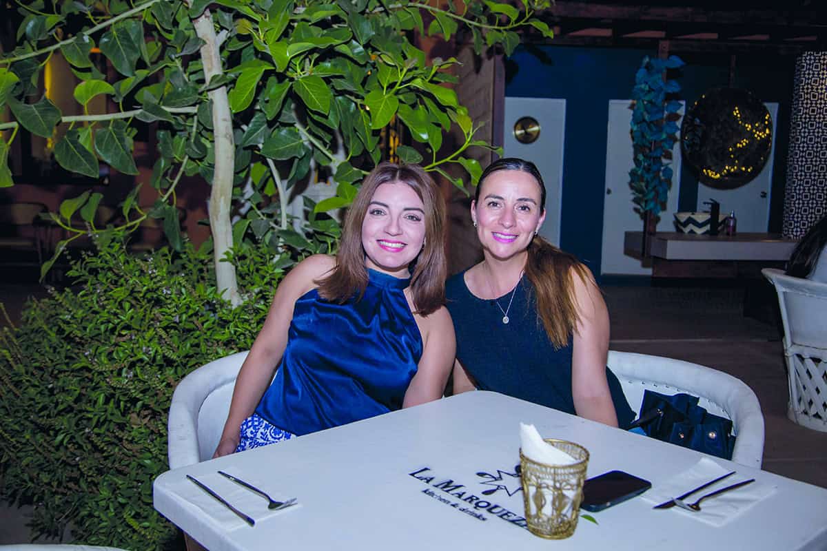 Sonriendo para la cámara y la vida