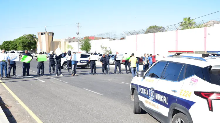 Trabajadores del Itama se manifiestan en el boulevard Ganaderos en el carril de Sur a Norte