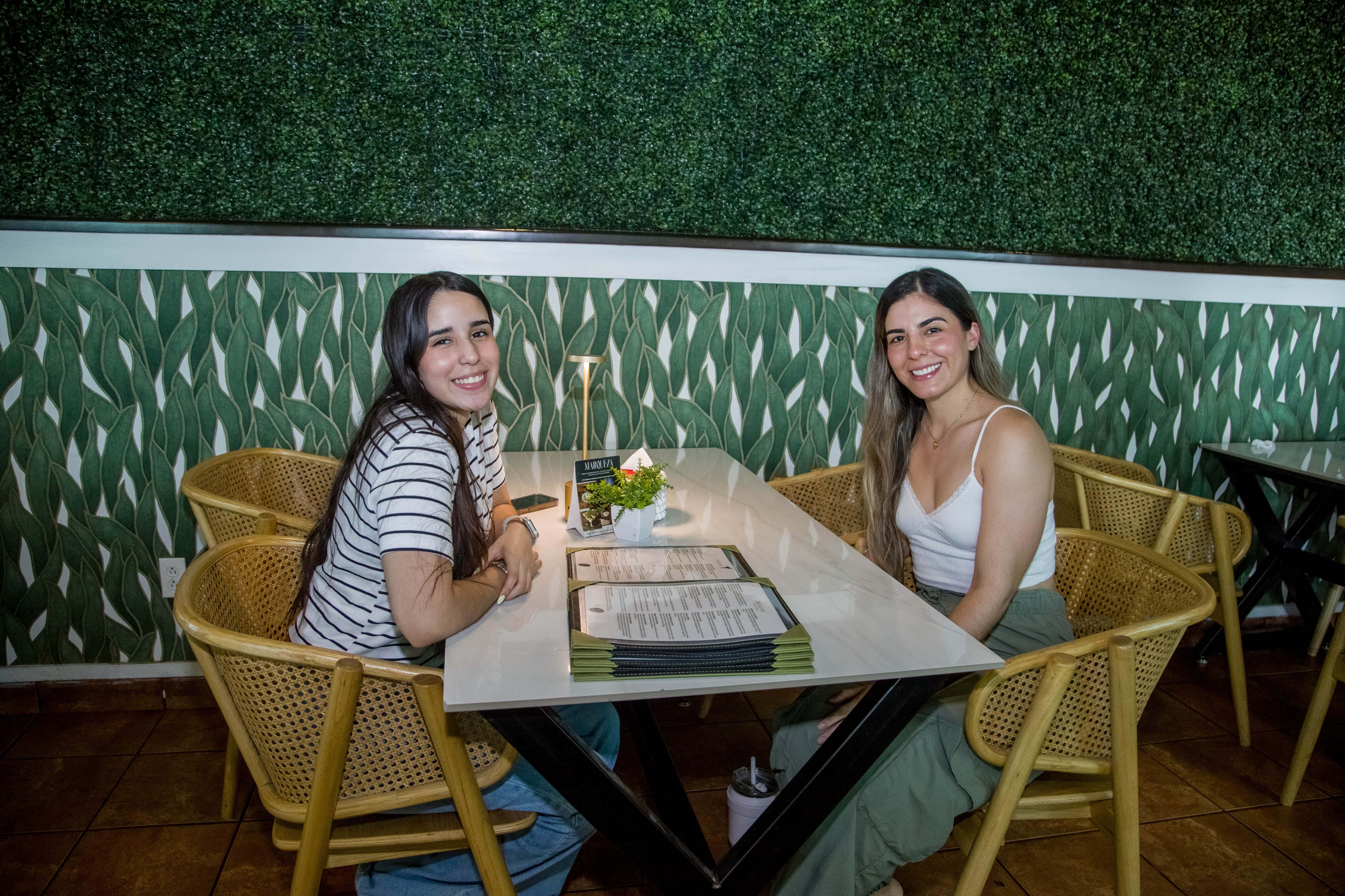 Reunidos y felices