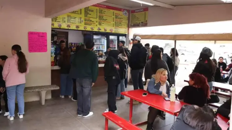 Estudiantes de la Unison en Cafetería Navarro. (Foto: Archivo / EXPRESO)