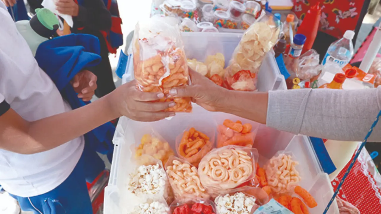 Piden a padres apoyar prohibición de comida chatarra en escuelas