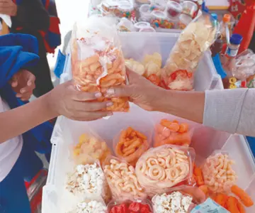 Piden a padres apoyar prohibición de comida chatarra en escuelas